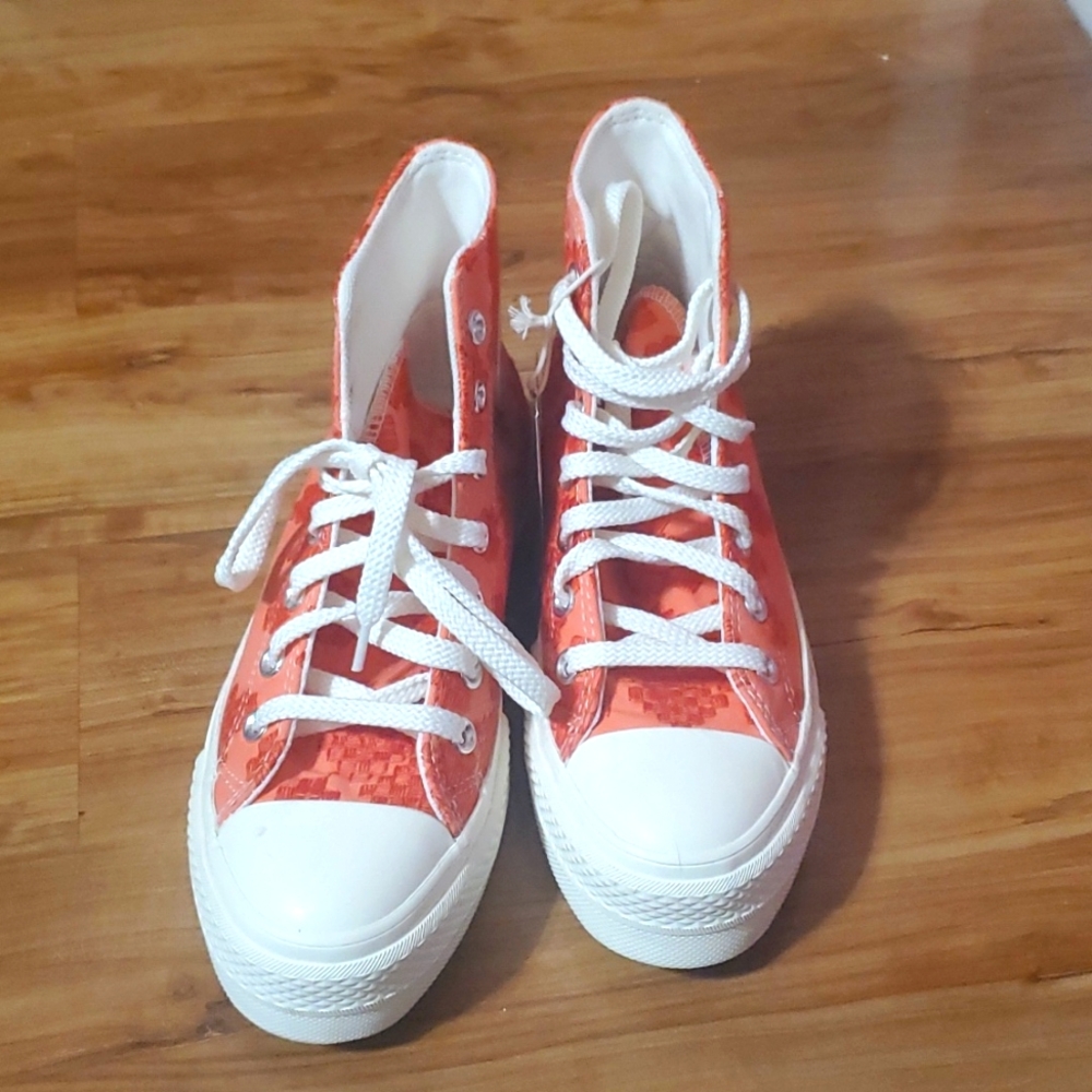 Brand New Platform Converse (size 6.5)
